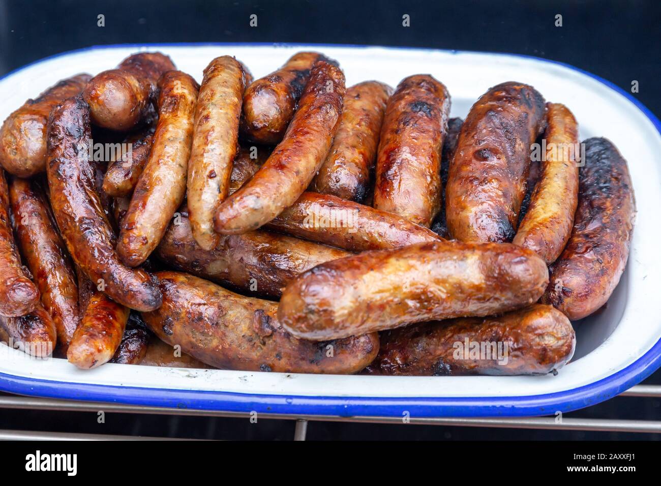 Pile d'une variété de saucisses de barbecue fraîchement cuites Banque D'Images