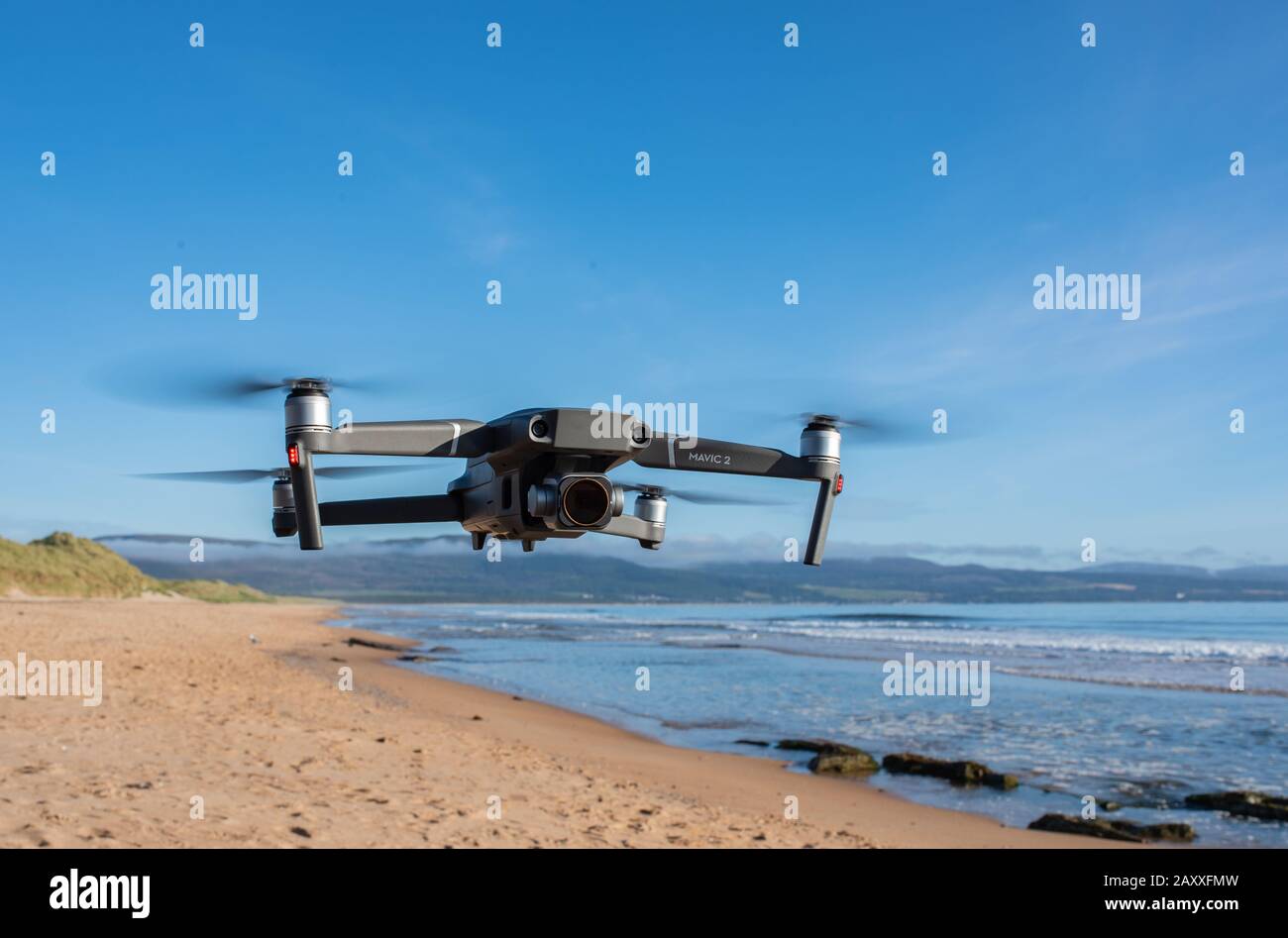 mavic pro 2 drone en vol sur la plage EMBO Banque D'Images