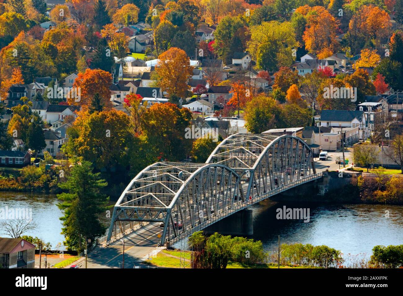 Le pont Mid-Delaware, un pont à treillis continu, a été construit en 1939 pour un coût de 380 000 $. Il s'étend sur la rivière Upper Delaware entre Port Jervis New Banque D'Images
