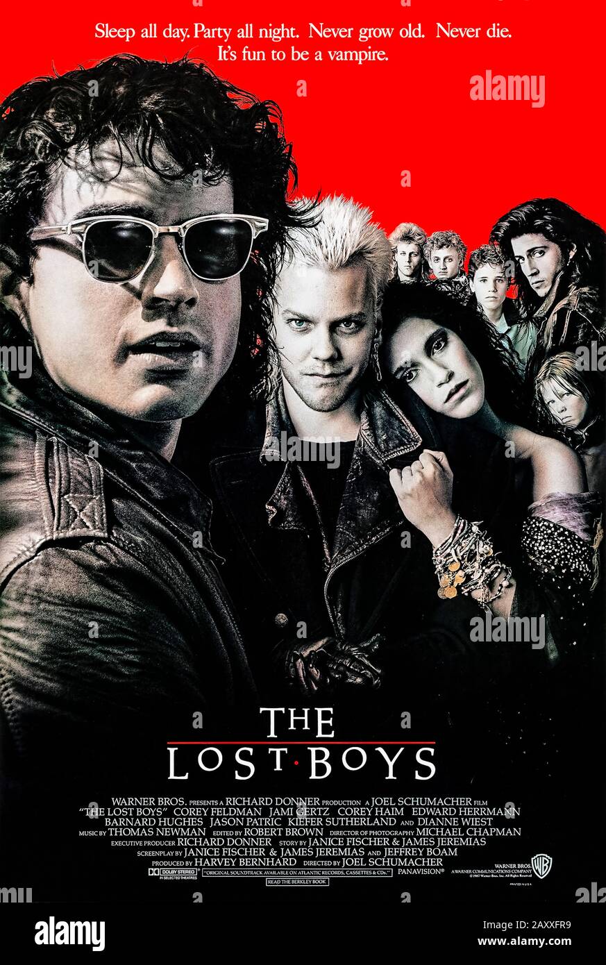 The Lost Boys (1987) Réalisé Par Will Gluck Et Avec Jason Patric, Corey Haim, Dianne Wiest, Edward Herrmann Et Kiefer Sutherland. Deux frères déménagent dans une nouvelle ville et découvrent un gang de cyclistes avec un déaimer pour la lumière du soleil. Banque D'Images