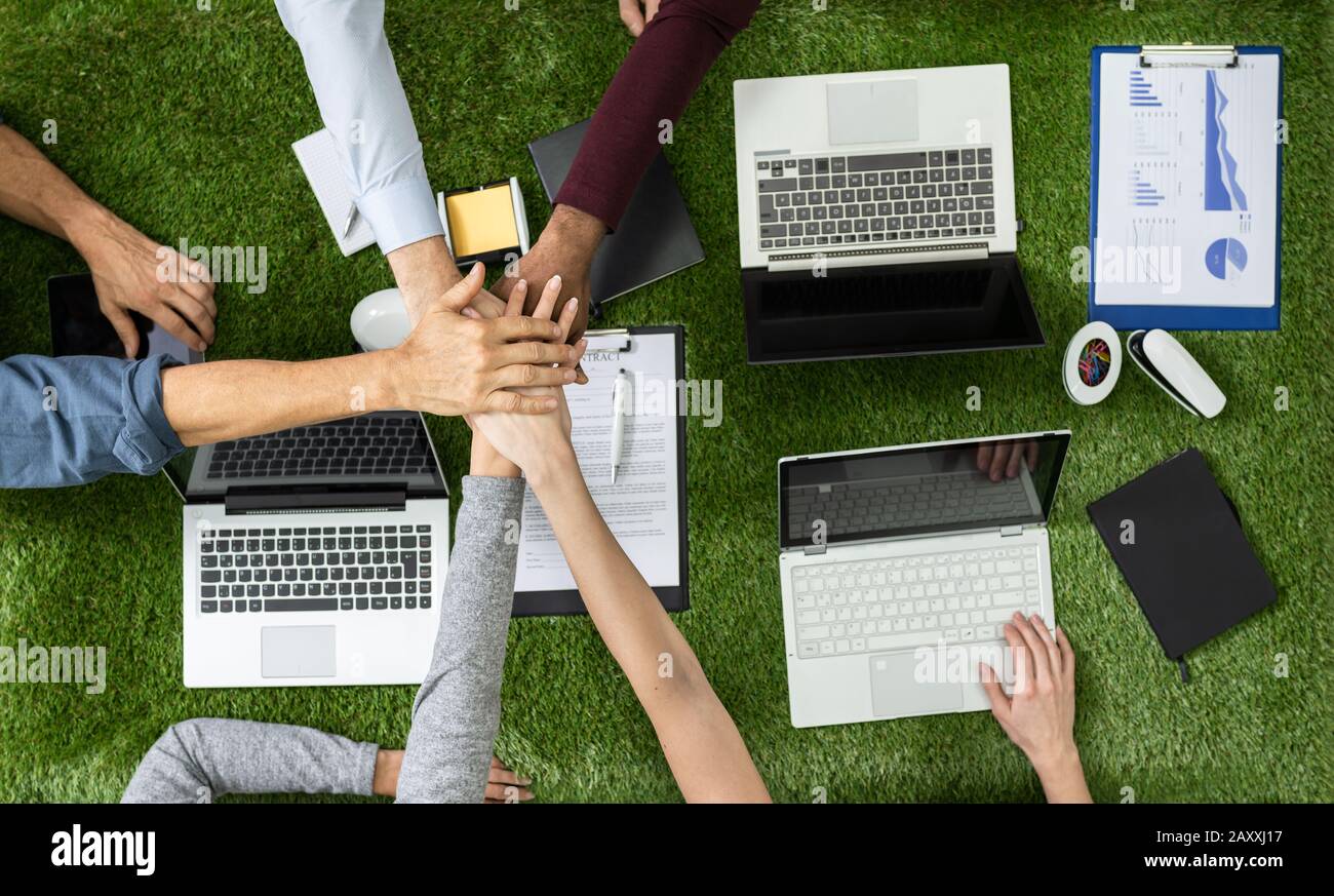Vue Aérienne De La Main De Stacking D'Hommes D'Affaires Sur Grass Au-Dessus Banque D'Images