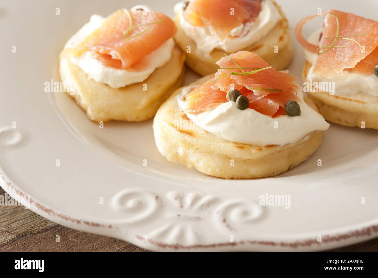 Creme Rose Populaire Sur Les Blinis Fried smelt fish Banque de photographies et d'images à haute résolution -  Alamy
