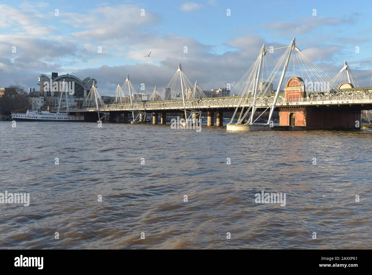 Vue sur le pont de Hungerford (côté Amont) en face de la Tamise à Embankment. Photo PA. Date De L'Image: Jeudi 13 Février 2020. Crédit photo devrait lire: Nick Ansell/PA Wire Banque D'Images
