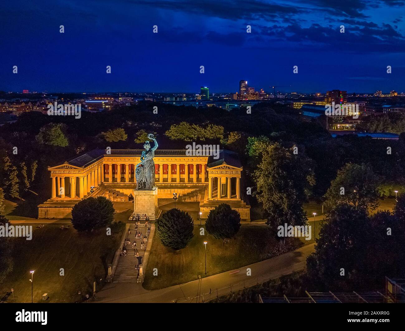 La statue populaire de Bavière illustrée ci-dessus dans les lumières de la ville de Munich. Banque D'Images
