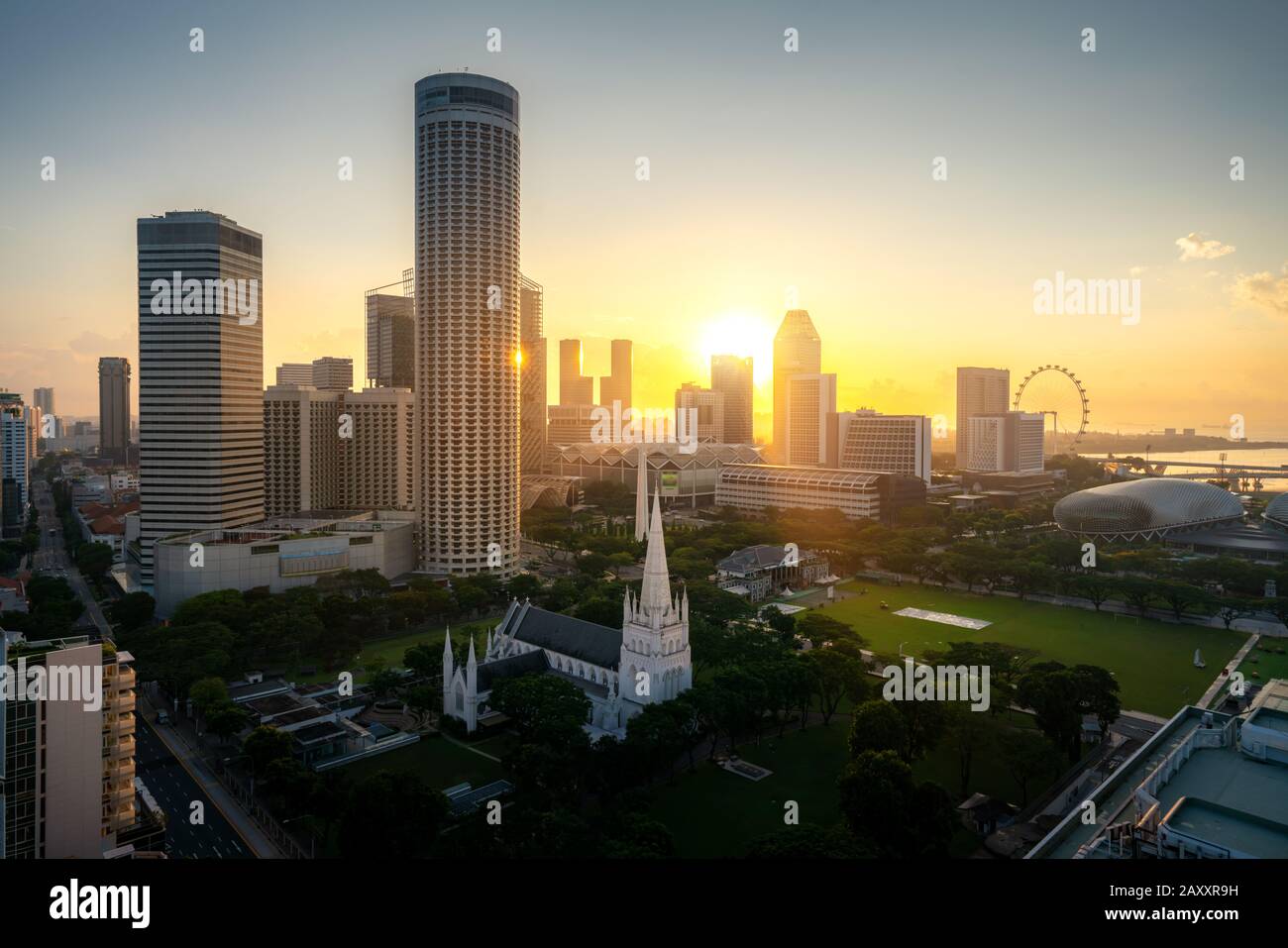 Panorama du quartier des affaires de Singapour et gratte-ciel de bureau au lever du soleil à Marina Bay, Singapour. Le tourisme asiatique, la vie moderne de la ville ou le bus Banque D'Images