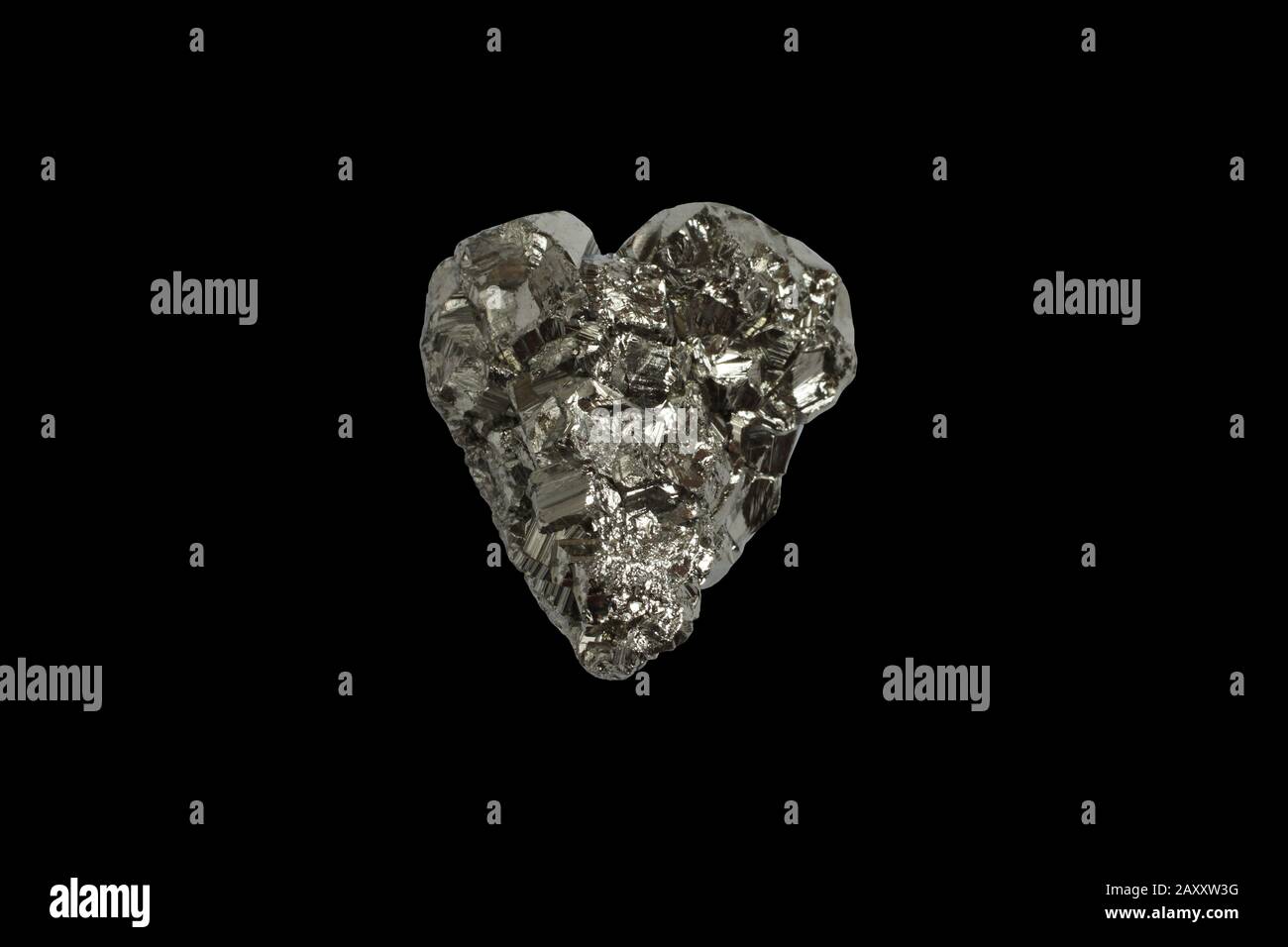 Pyrite minérale en forme de coeur sur fond noir Banque D'Images