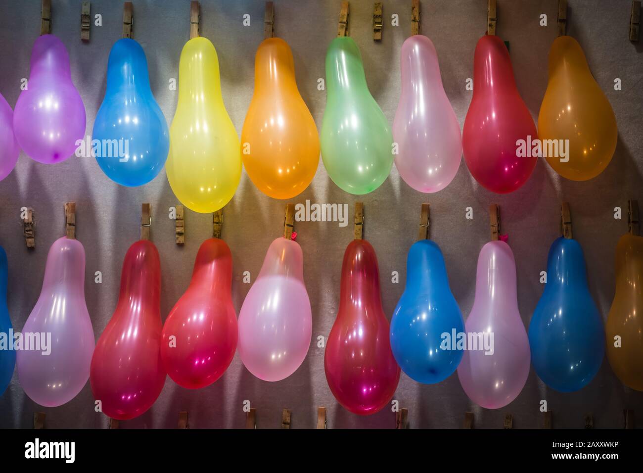 Des rangées de ballons colorés à viser et à tirer pour gagner des prix à la  gamme de tir Photo Stock - Alamy