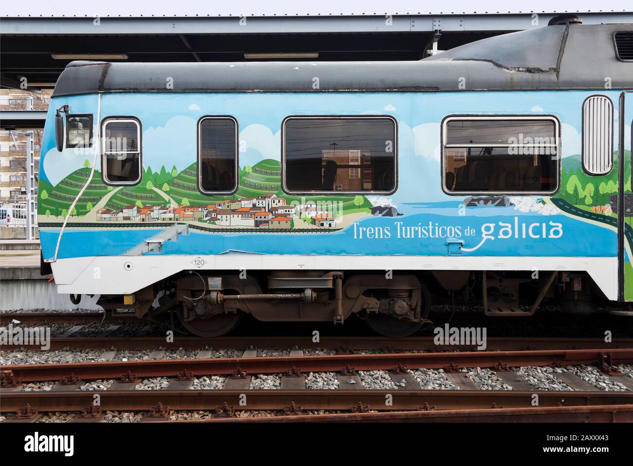 Vigo, Espagne - 12 février 2020: Le train touristique de Galice s'est arrêté à la gare de Vigo-Guixar le 12 février 2020 à Vigo, Pontevedra, Espagne. Banque D'Images