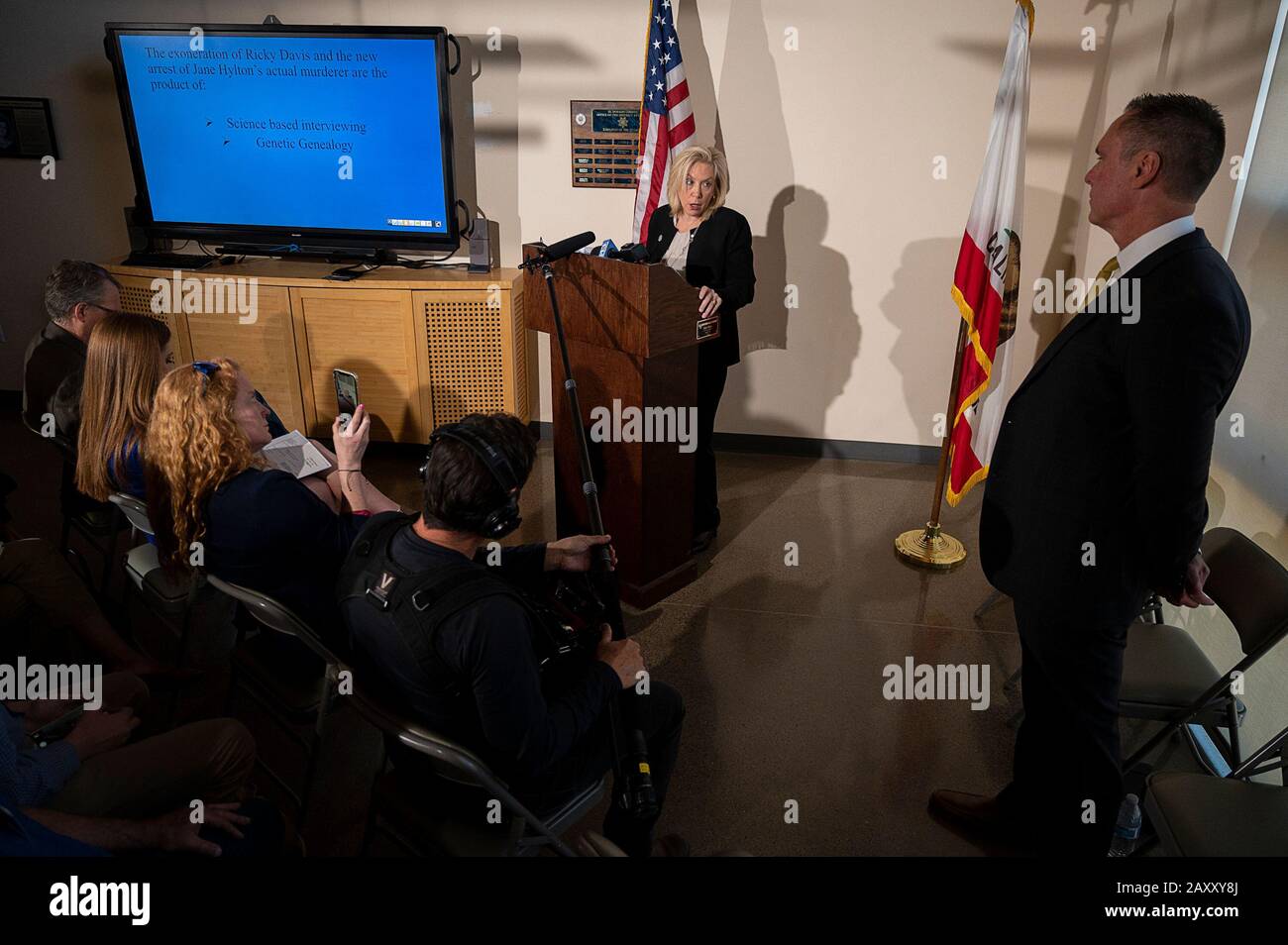 Placerville, Californie, États-Unis. 13 février 2020. Anne Marie Schubert, la procureure du district de Sacramento, explique comment son département forenec a aidé avec le froid dans l'affaire alors que la procureure du district d'El Dorado Vern Pierson annonce Ricky Leo Davis innocent dans le cas froid de 1985 meurtre de Jane Hyltonat, la procureure distrique, le jeudi 13 février 2020 à Placerville. Crédit: Paul Kitagaki Jr./Zuma Wire/Alay Live News Banque D'Images