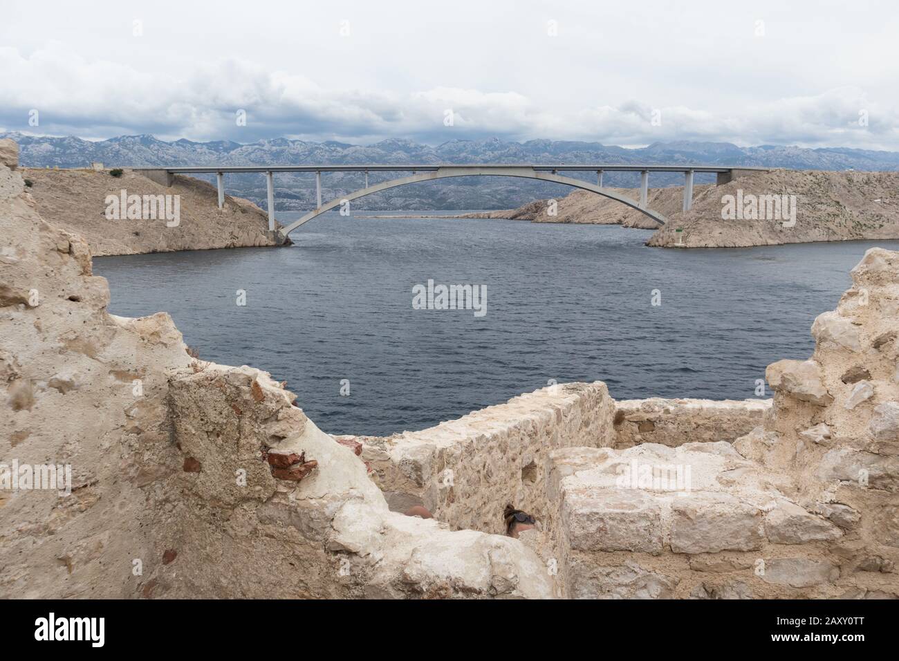 Île de Pag vieux pont et ruines du désert vue panoramique, Dalmatie, Croatie Banque D'Images
