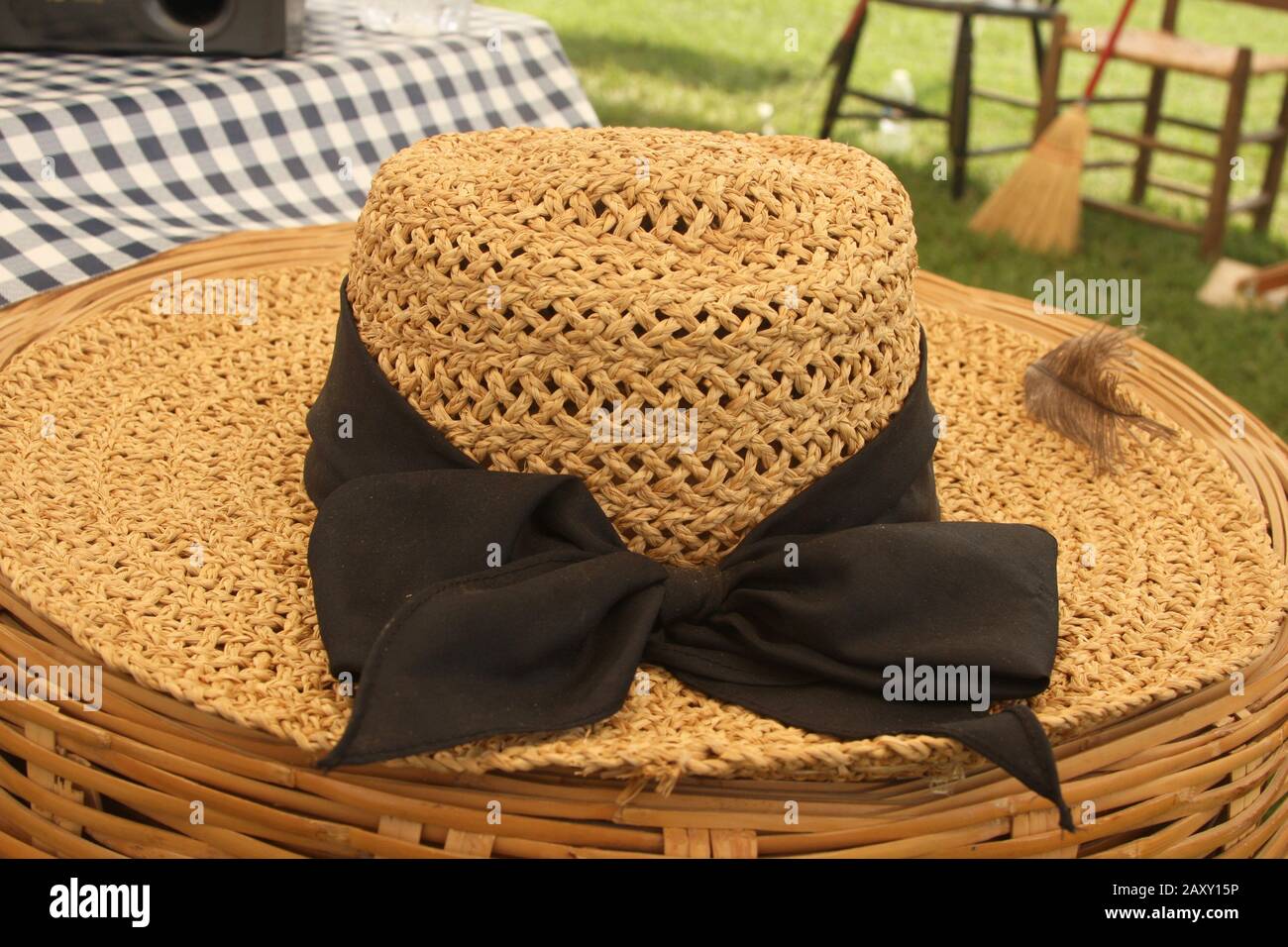 Chapeau de paille à l'ancienne pour femme Photo Stock - Alamy