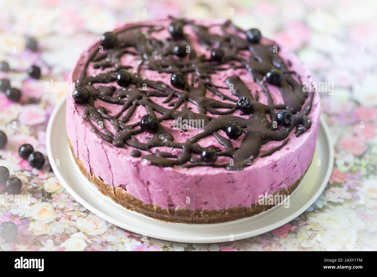 Gateau De Legumes Frais Roses Avec Noix De Cajou Et Fruits De La Foret Recouvert De Chocolat Vegetalien Brut Aux Baies D Aronia Photo Stock Alamy