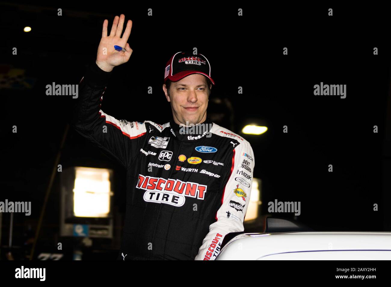 Daytona, États-Unis. 13 février 2020. Brad Keselowski se tourne vers la foule lors des introductions pour le Duel aux Courses de qualifications de Daytona pour le Daytona 500 de 2020 le 13 février 2020 à Daytona, en Floride. Photo par Edwin Locke/UPI crédit: UPI/Alay Live News Banque D'Images