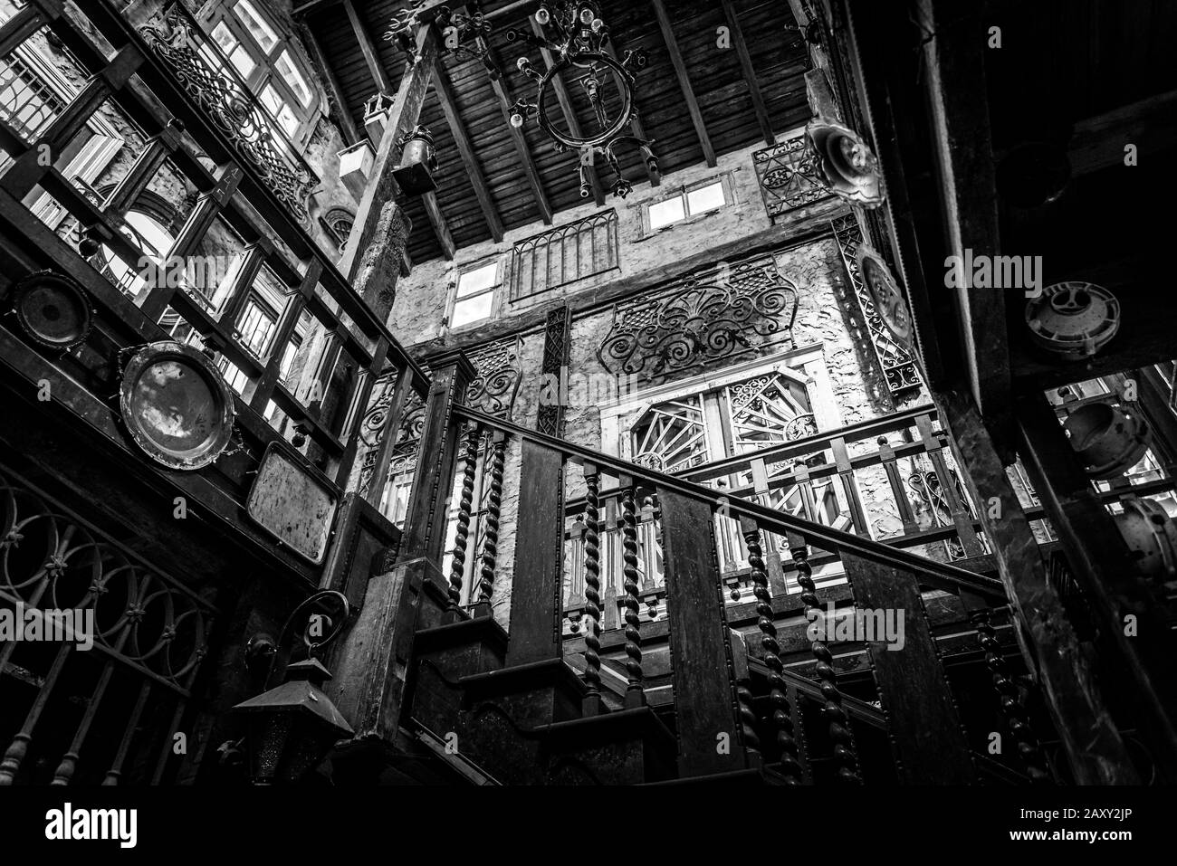 Gonzalez CATAN, ARGENTINE, 28 SEPTEMBRE 2019: Intérieur du musée du fer, un bâtiment abandonné dans l'étonnante ville médiévale de Campanopolis, avec Banque D'Images