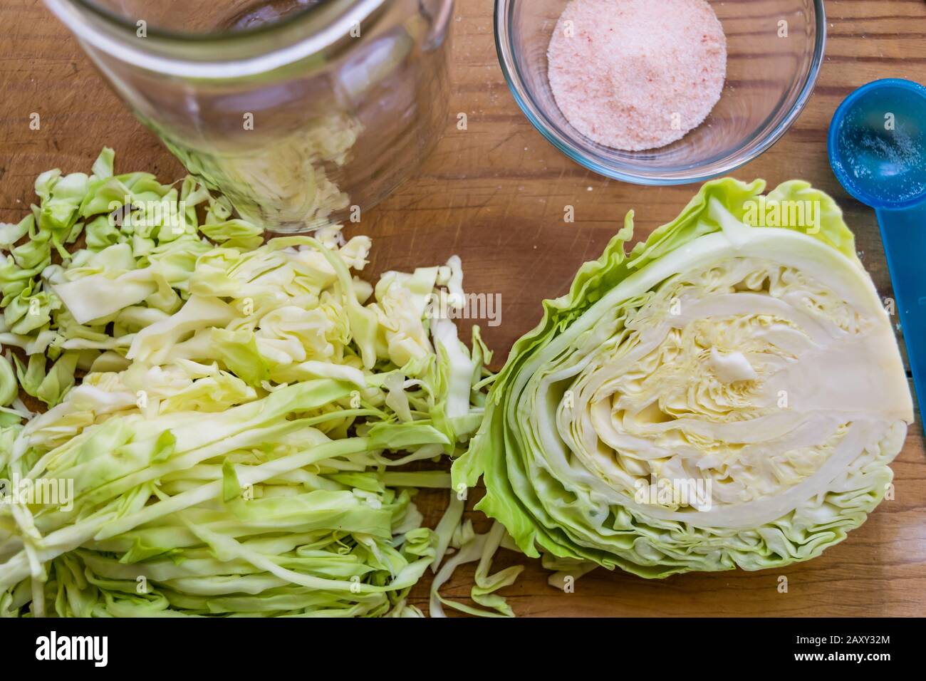Gros plan des ingrédients pour la sauerkraut fermenté Banque D'Images