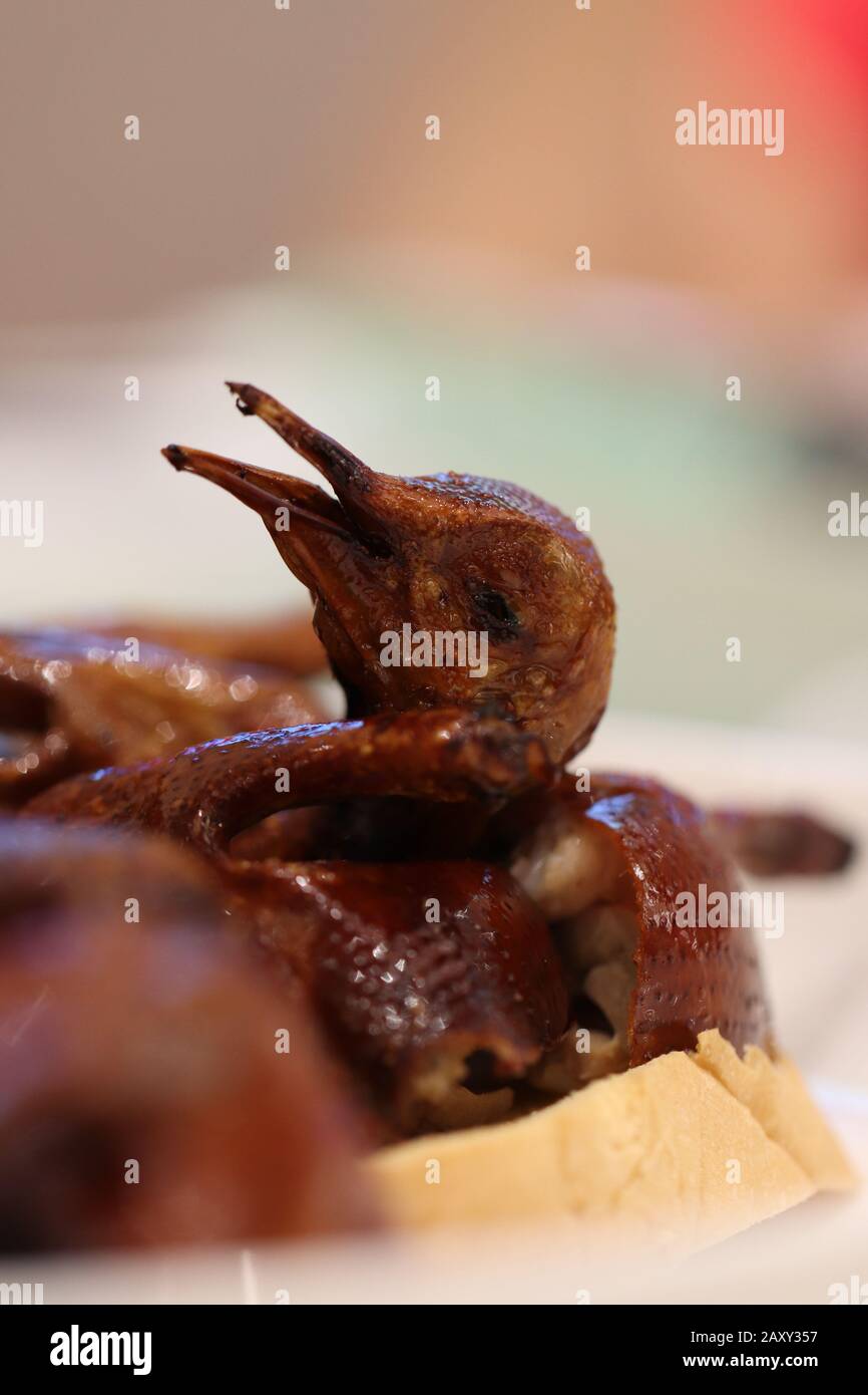 Un restaurant chinois sert des plats de canard péking/rôti. La tête de canard de pékin est mise au point sur l'ensemble du corps. Banque D'Images