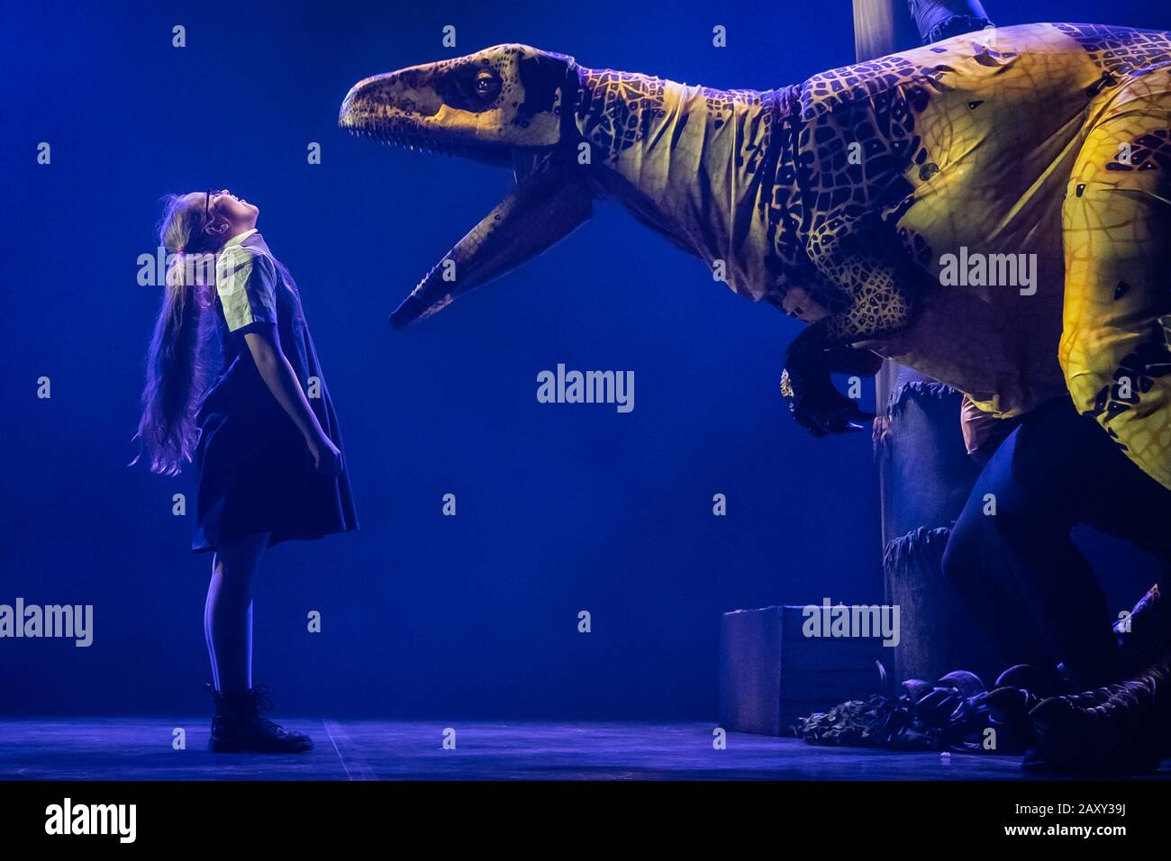 Les enfants de la Stockwell Primary School rencontrent des marionnettes de dinosaures de type vie qui apparaissent actuellement au zoo de dinosaures d'Erth au Southbank Center, Londres, Royaume-Uni. Banque D'Images