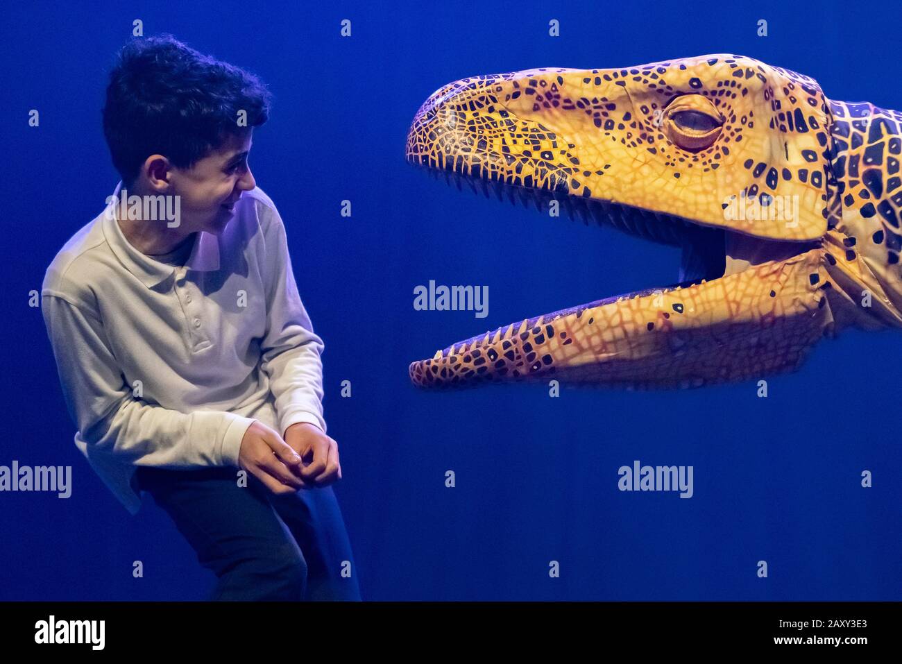 Les enfants de la Stockwell Primary School rencontrent des marionnettes de dinosaures de type vie qui apparaissent actuellement au zoo de dinosaures d'Erth au Southbank Center, Londres, Royaume-Uni. Banque D'Images