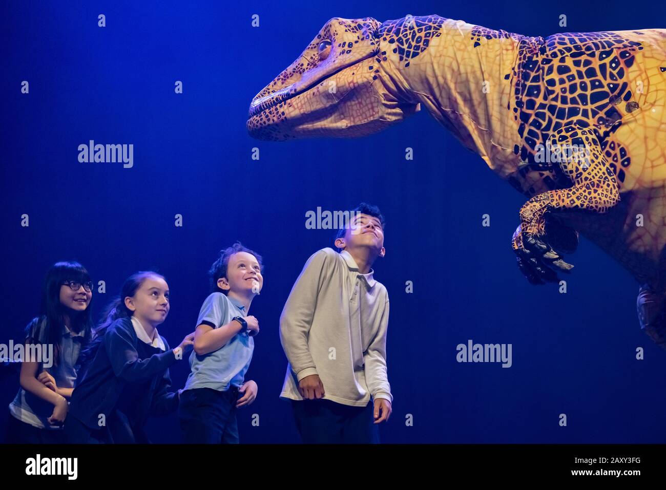 Les enfants de la Stockwell Primary School rencontrent des marionnettes de dinosaures de type vie qui apparaissent actuellement au zoo de dinosaures d'Erth au Southbank Center, Londres, Royaume-Uni. Banque D'Images