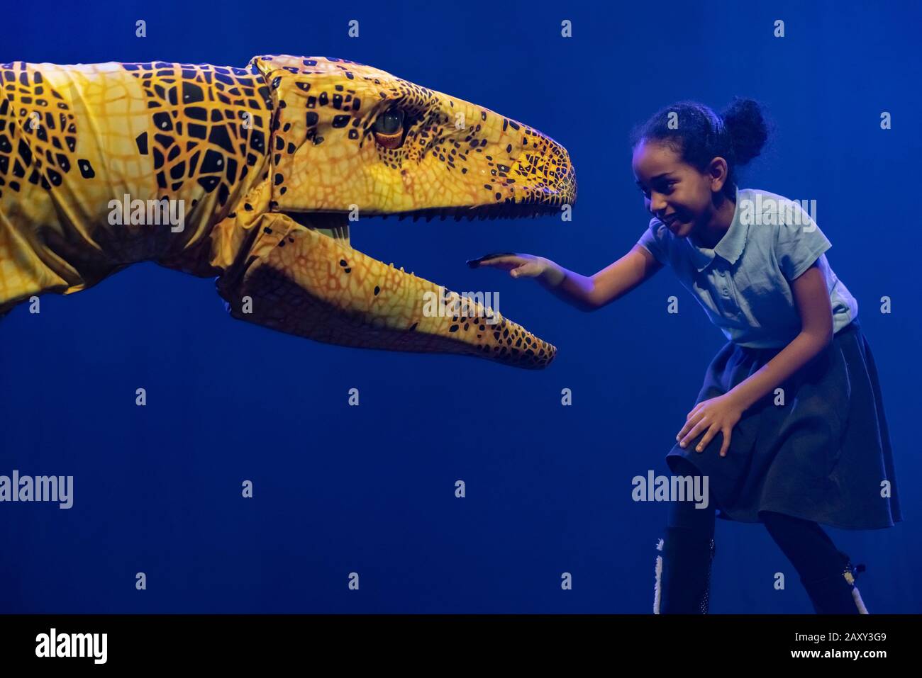 Les enfants de la Stockwell Primary School rencontrent des marionnettes de dinosaures de type vie qui apparaissent actuellement au zoo de dinosaures d'Erth au Southbank Center, Londres, Royaume-Uni. Banque D'Images