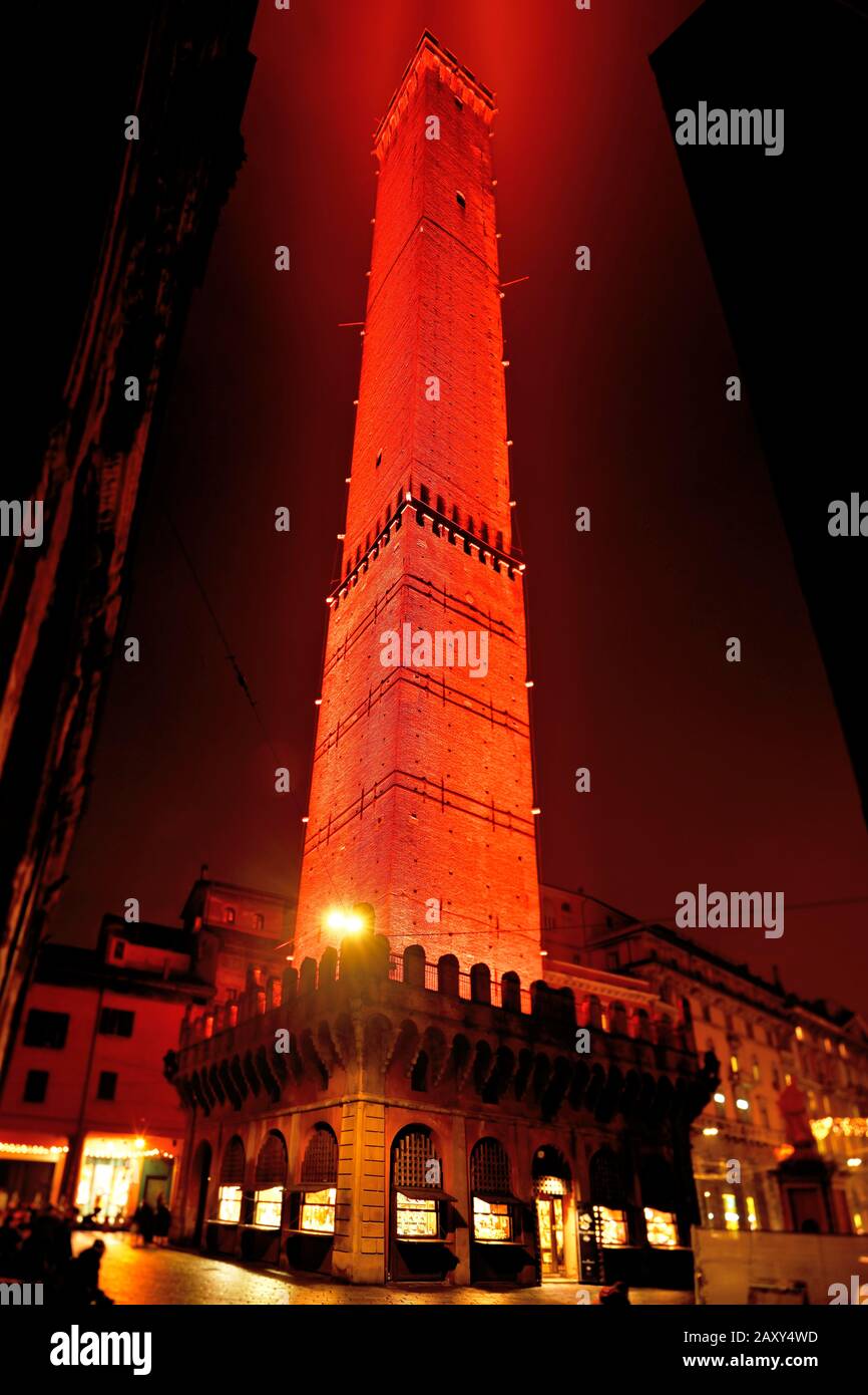 Tour Asinelli, illuminée au crépuscule, Bologne, Emilie-Romagne, Italie Banque D'Images