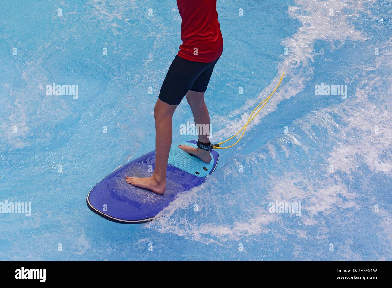 Surfeurs sur wakeskate, planche et jambes, piscine intérieure d'eau, Boot 2020, la plus grande exposition mondiale de bateaux et sports nautiques, Düsseldorf, Nord Banque D'Images