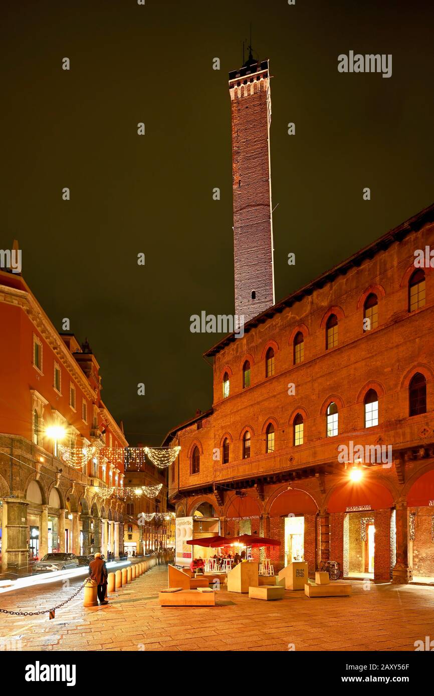 Tour Asinelli, illuminée au crépuscule, Bologne, Emilie-Romagne, Italie Banque D'Images