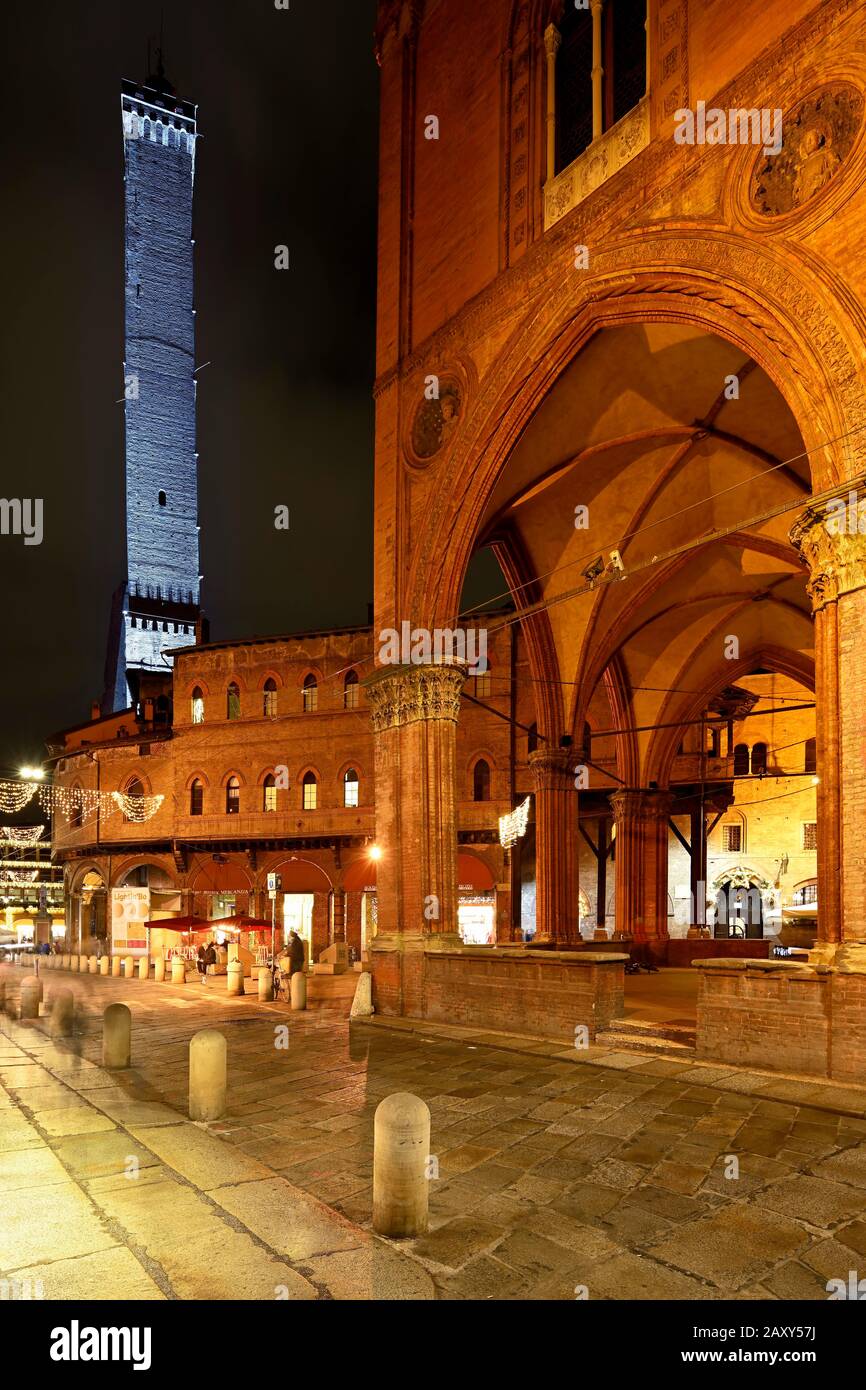 Asinelli Tower, illuminée au crépuscule dans le premier plan Arcade, Bologne, Emilie-Romagne, Italie Banque D'Images