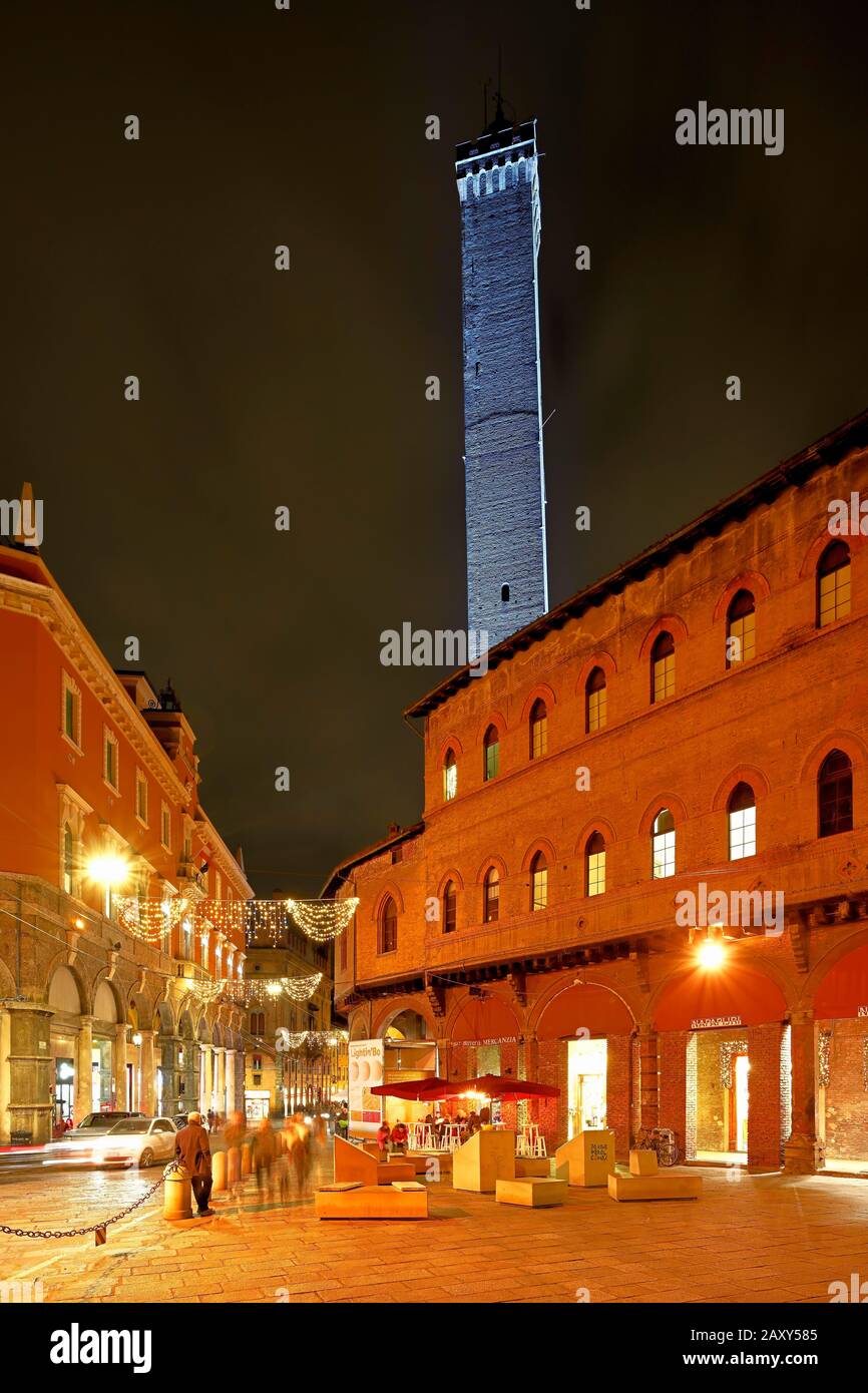 Tour Asinelli, illuminée au crépuscule, Bologne, Emilie-Romagne, Italie Banque D'Images