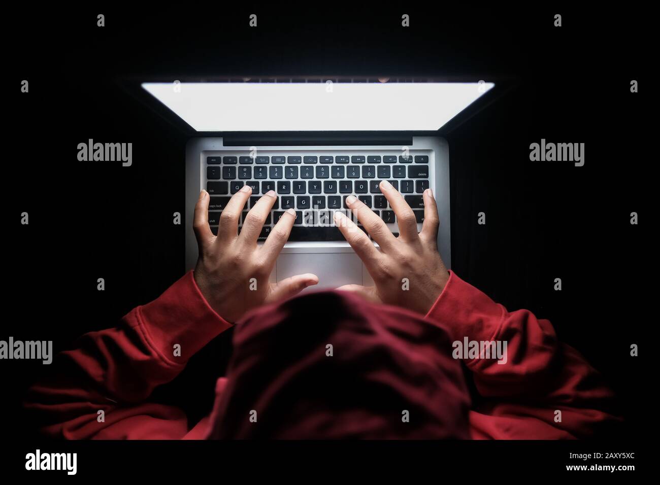 hacker à capuche volant les données de l'ordinateur portable Banque D'Images