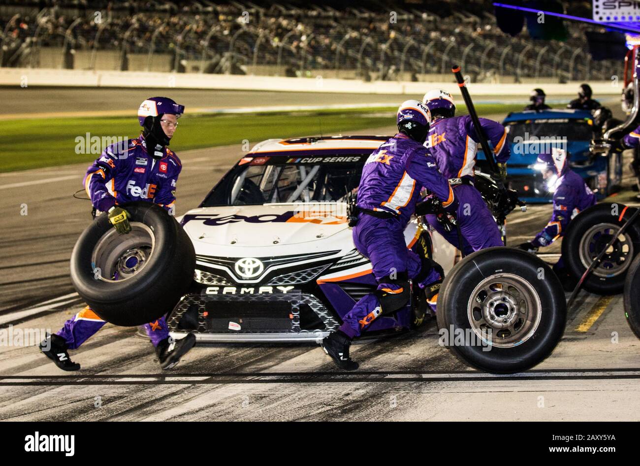 Daytona, États-Unis. 13 février 2020. L'équipage de Denny Hamlins termine un arrêt au stand lors de la course de qualification Duel à Daytona 1 pour le Daytona 500 de 2020 le 13 février 2020 à Daytona, en Floride. Photo par Edwin Locke/UPI crédit: UPI/Alay Live News Banque D'Images