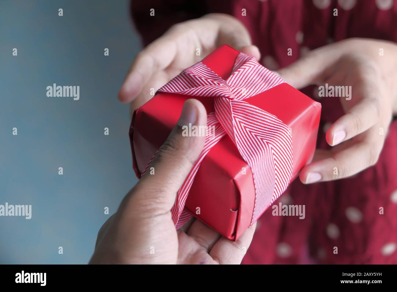 gros plan sur la boîte cadeau pour femme Photo Stock - Alamy