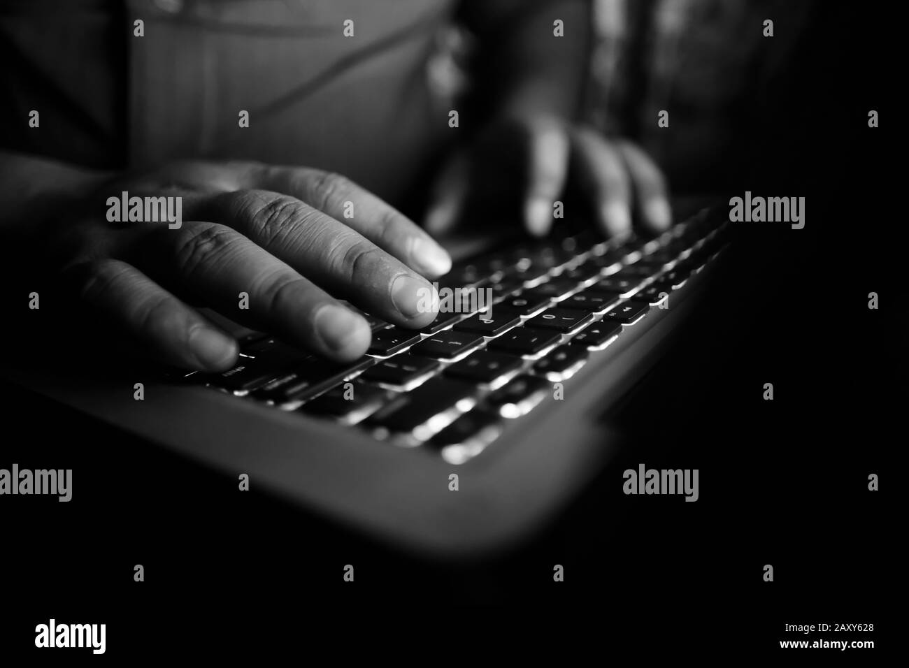 hacker à capuche volant les données de l'ordinateur portable Banque D'Images