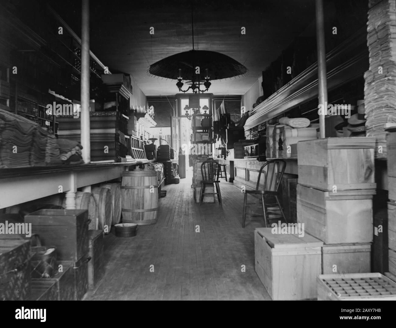 Un magasin général vide est montré de l'arrière vers la porte avant, env. 1900. Banque D'Images