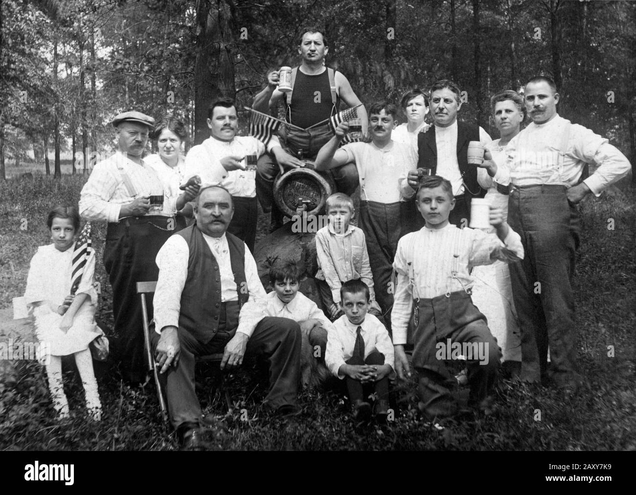 Une famille d'immigrants allemands et de citoyens américains nouvellement minés élèvent un verre collectif de bière pour un portrait, CA. 1915. Banque D'Images
