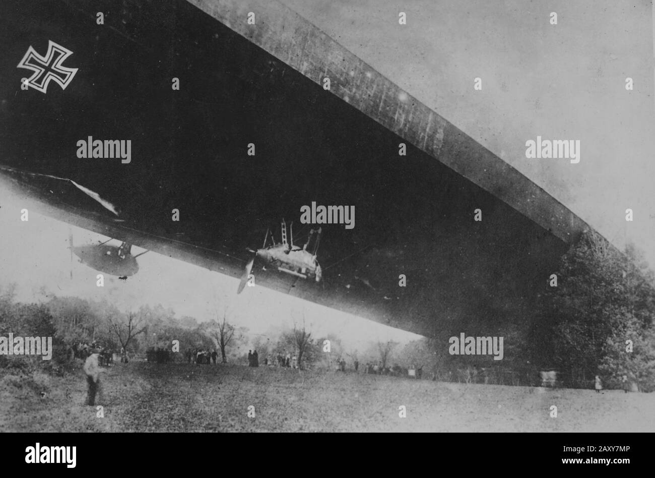 Un Zeppelin allemand est amarrant dans un domaine pendant la première Guerre mondiale, CA. 1918. Banque D'Images