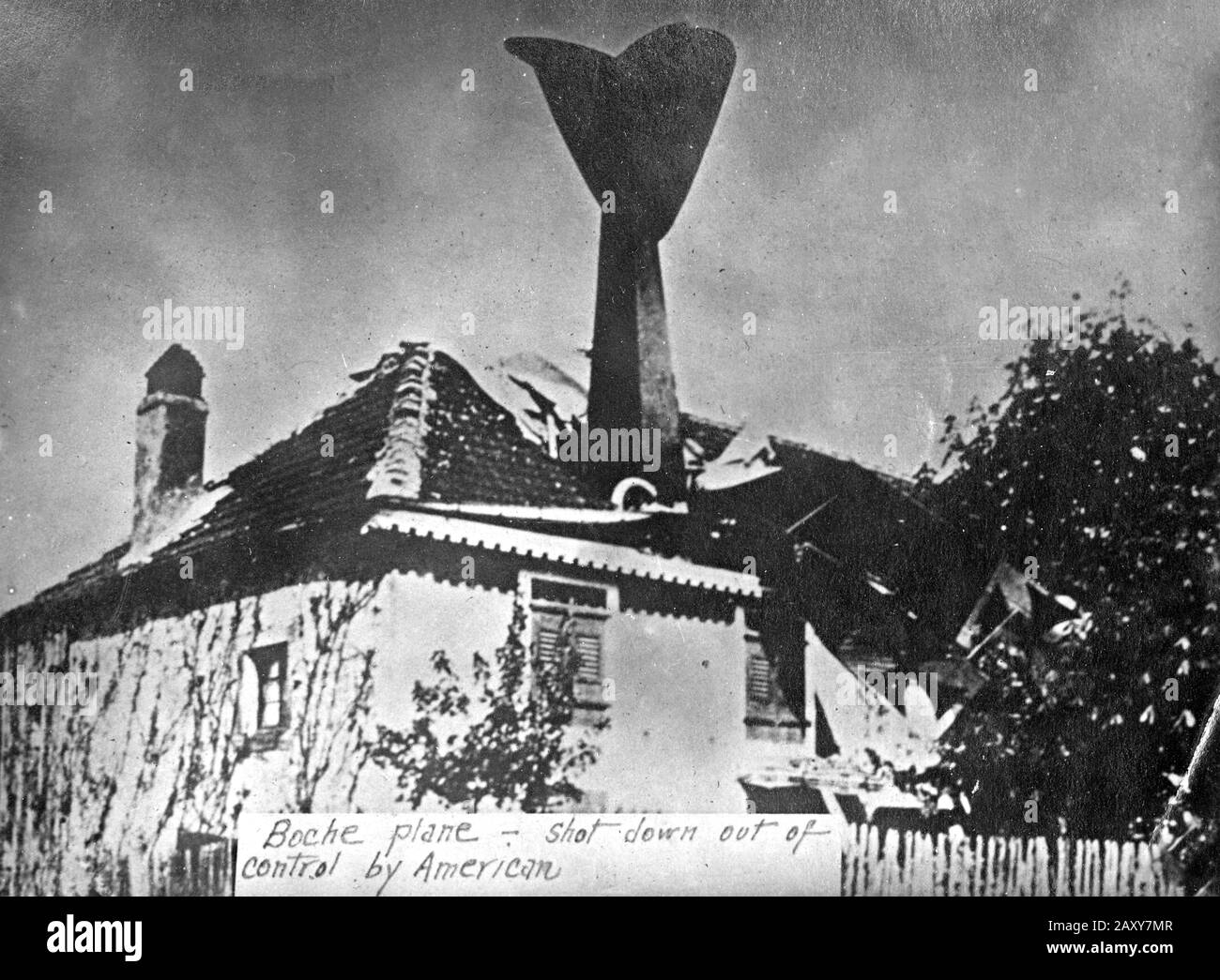 Un avion allemand abattu par les forces américaines est montré écrasé dans une maison, CA. 1918. Banque D'Images