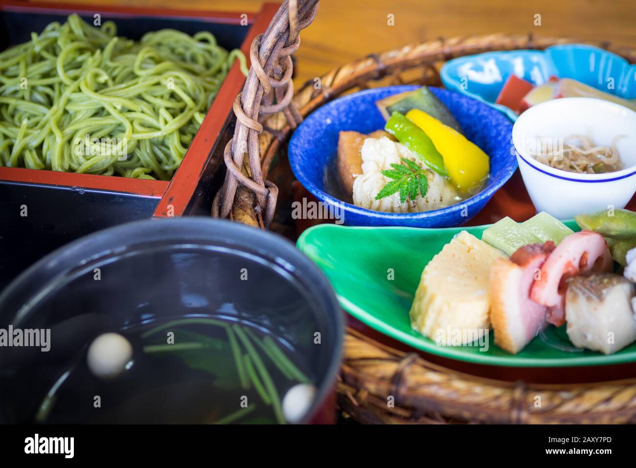 Un déjeuner kaiseki décontracté composé de nouilles soba au thé vert, de soupes, de poissons, de cornichons, de légumes, de tofu et d'autres articles. Restaurant Aiso, Uji, Japon. Banque D'Images