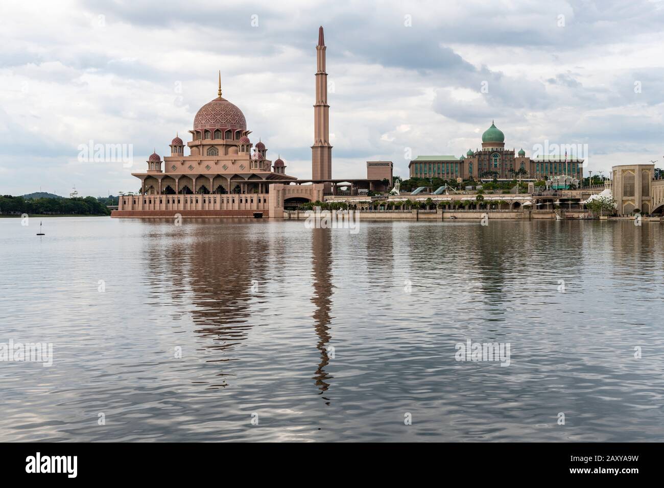 Reflet de la Mosquée Putra et de Jabatan Perdana Menteri sur le lac Putrajaya Banque D'Images
