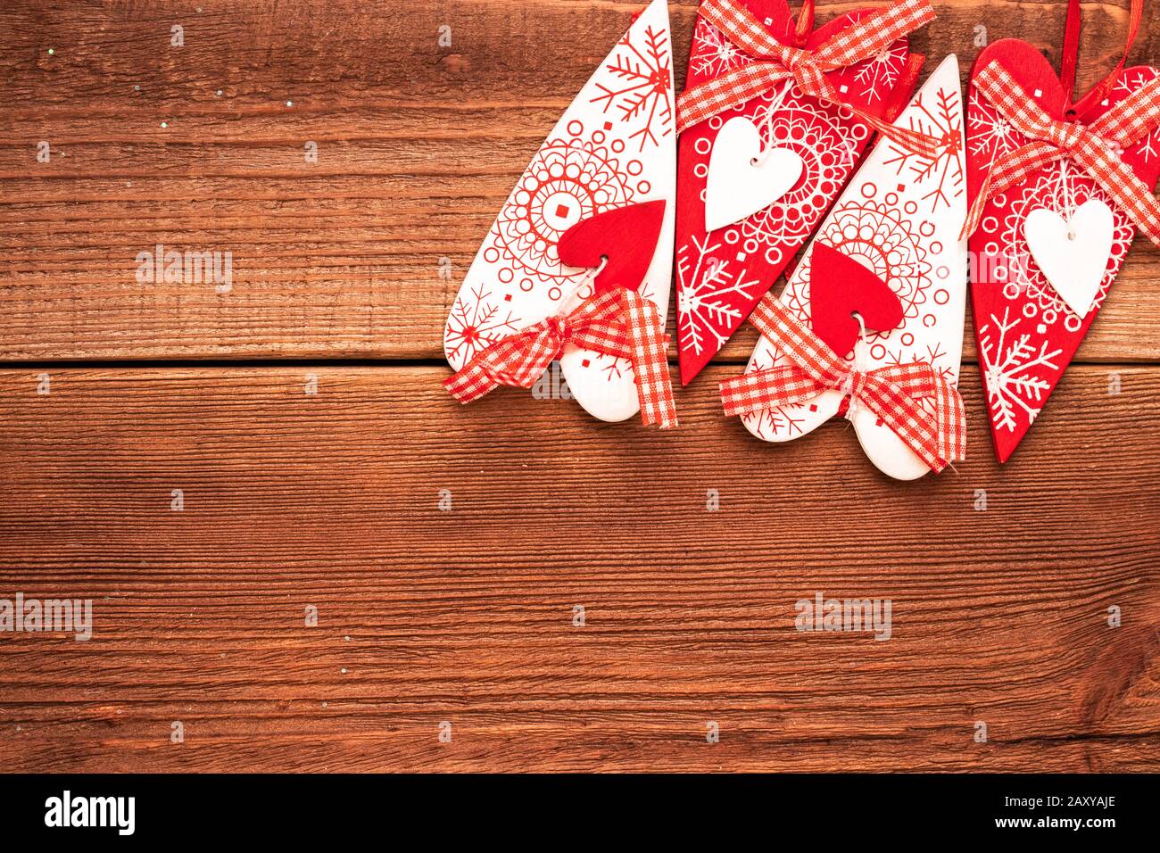 Carte postale de la Saint-Valentin : coeurs en bois artisanaux décoratifs. Vue de dessus Banque D'Images