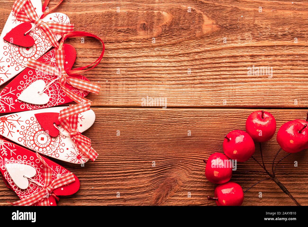 Carte postale de la Saint-Valentin : coeurs en bois artisanaux décoratifs. Vue de dessus Banque D'Images