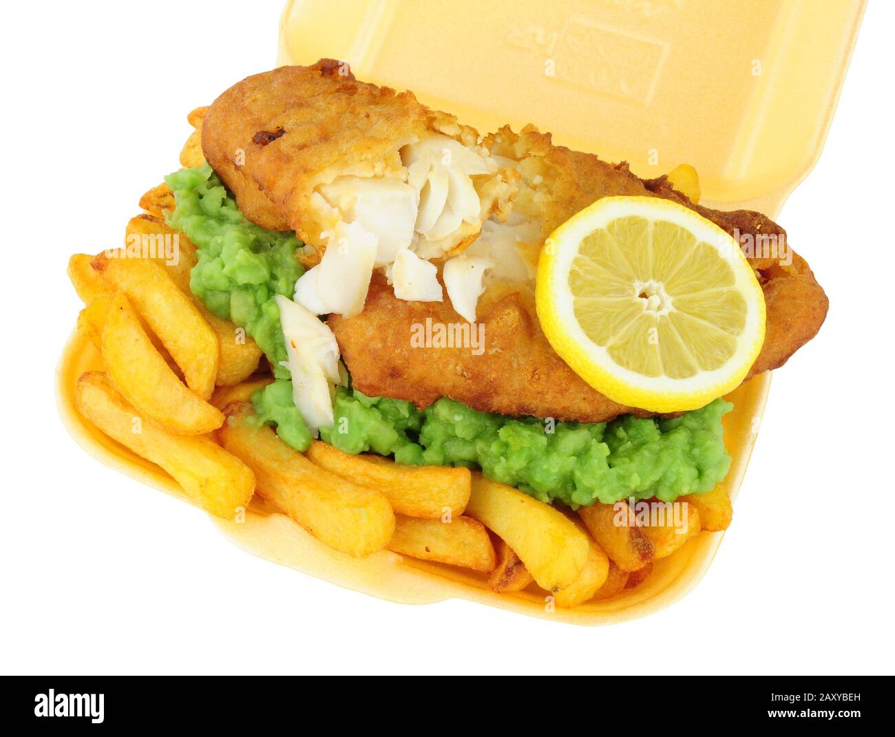 Poisson et chips avec petits pois dans un plateau à emporter isolé sur fond blanc Banque D'Images
