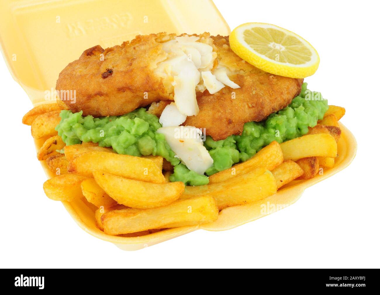 Poisson et chips avec petits pois dans un plateau à emporter isolé sur fond blanc Banque D'Images