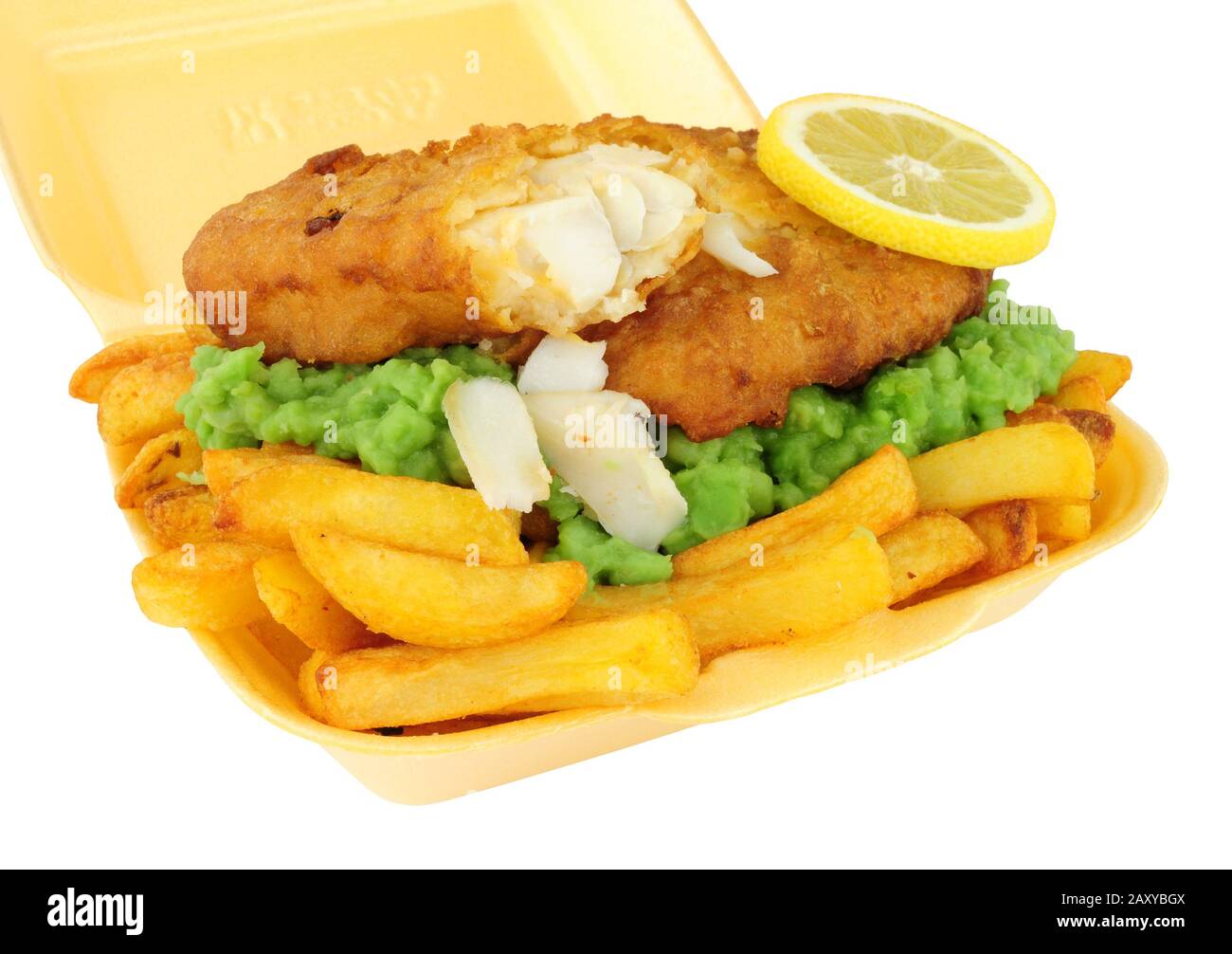 Poisson et chips avec petits pois dans un plateau à emporter isolé sur fond blanc Banque D'Images