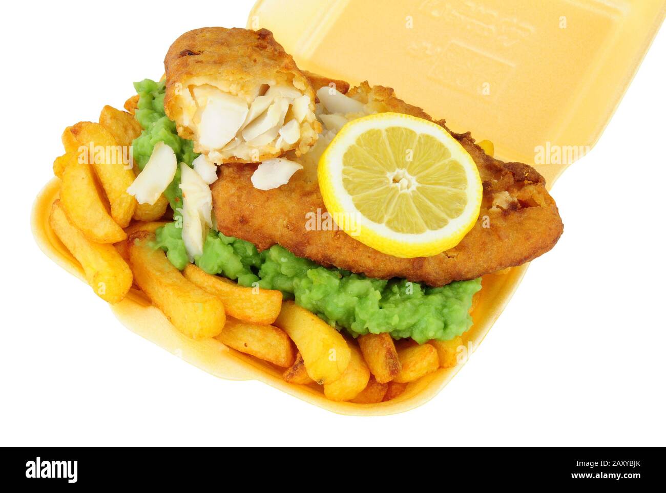 Poisson et chips avec petits pois dans un plateau à emporter isolé sur fond blanc Banque D'Images