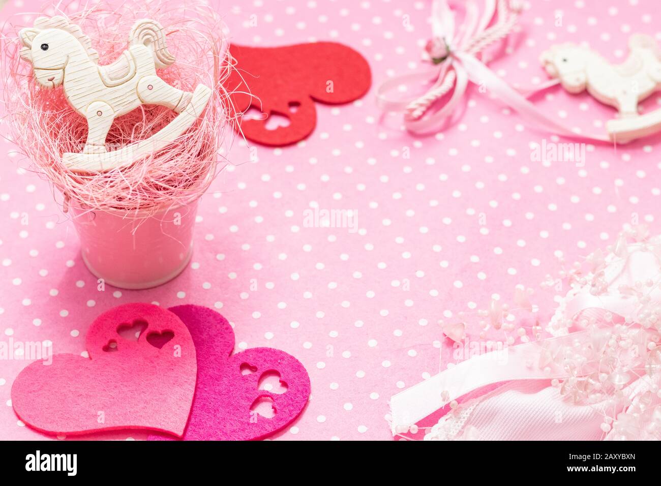 Fille rose feutre fond décor de fête de douche de bébé. Copier l'espace. Vue de dessus. Banque D'Images