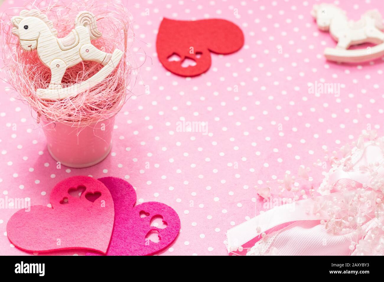 Sweet Happy Valentines Day rose Polka dot arrière-plan avec espace de copie. Banque D'Images