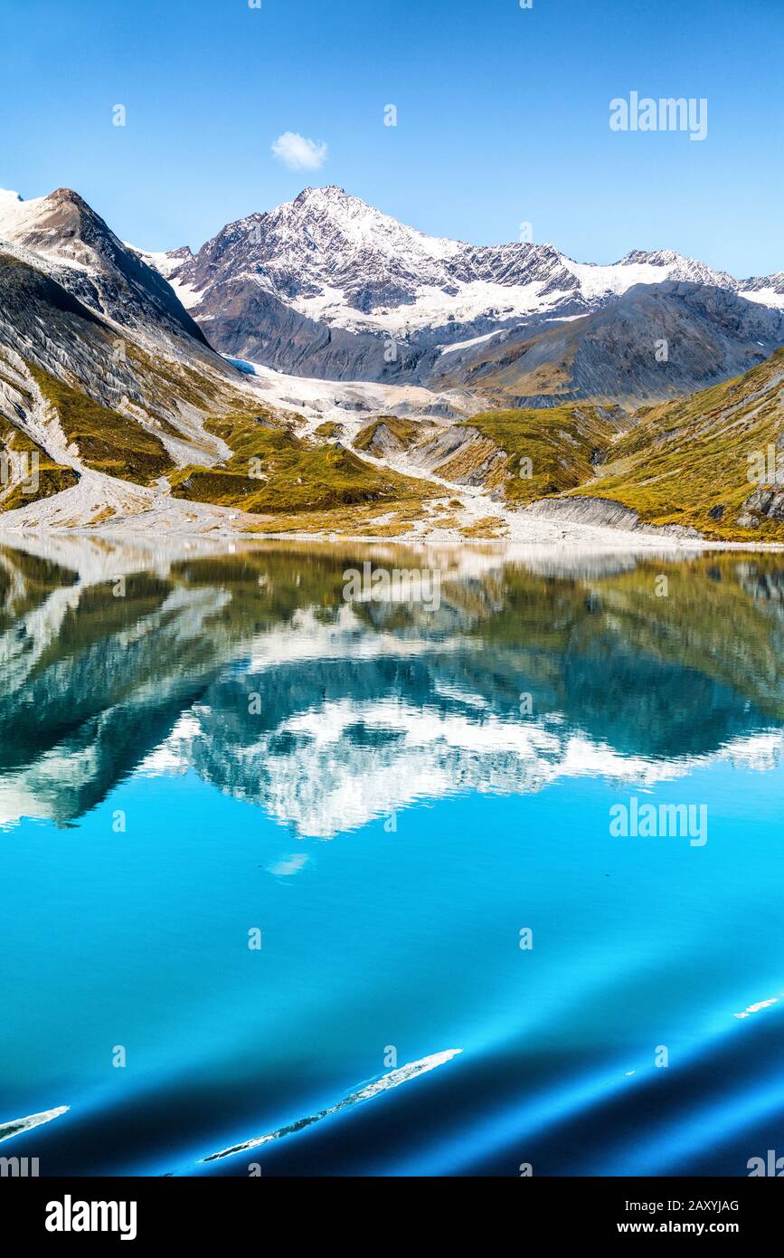 Parc National De Glacier Bay, Alaska, États-Unis. Superbe vue sur le paysage glaciaire depuis les vacances en bateau de croisière montrant les sommets des montagnes et les glaciers lors de la journée d'été ciel bleu clair. Banque D'Images