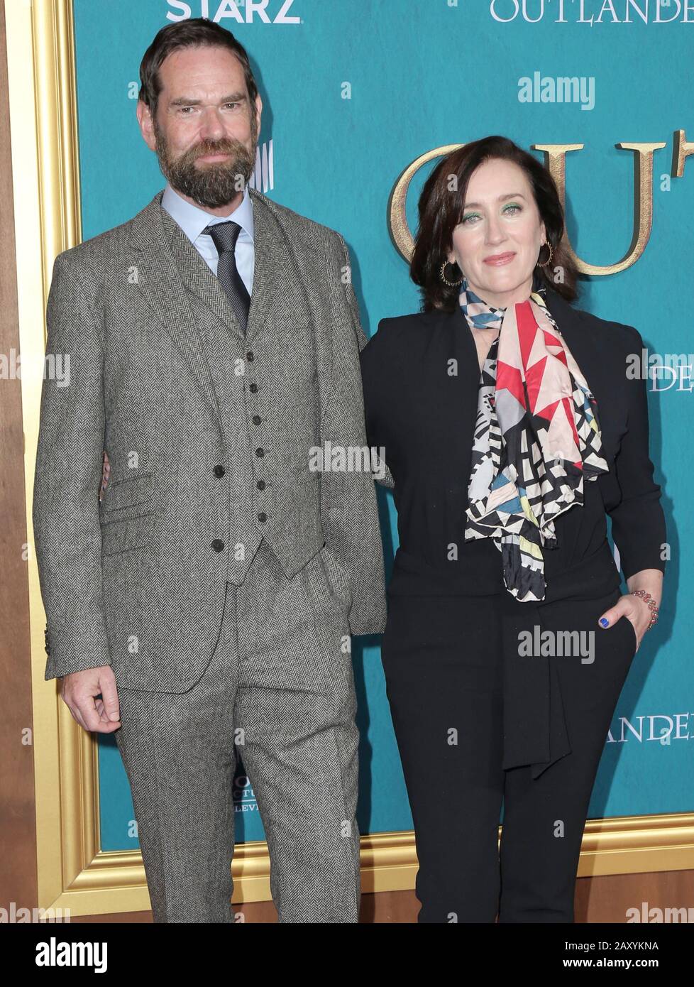 Hollywood, États-Unis. 13 février 2020. Duncan Lacroix, Maria Doyle Kennedy marchant le tapis rouge à l'événement Starz Premiere Pour la saison "Outlander" 5 qui s'est tenu à Hollywood Palladium le 13 février 2020 à Hollywood, Californie Etats-Unis (photo de Parisa Afsahi/Sipa USA) crédit: SIPA USA/Alay Live News Banque D'Images