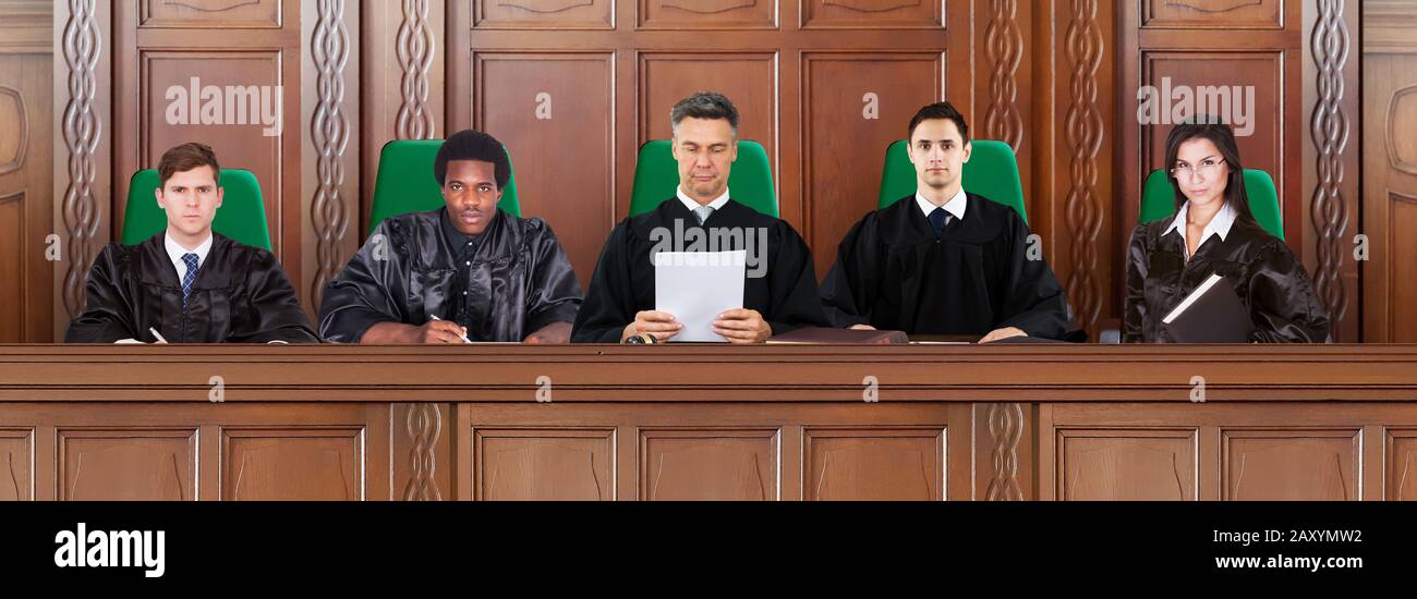 Les juges siégeant dans un tribunal au cours des audiences du procès Banque D'Images